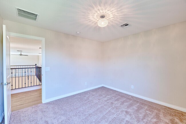 Building Photo - Lynx