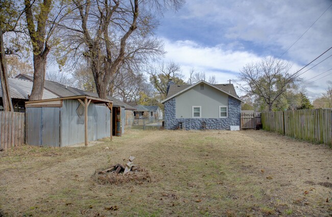 Building Photo - Recently Updated West Tulsa Home!