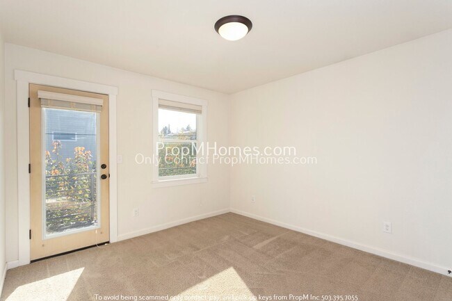Building Photo - Trendy Updated SE Portland Bungalow with Balcony!