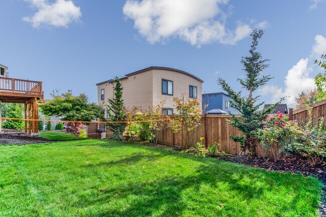 Building Photo - Beautiful 5-Bedroom Home with Mt. Rainier ...