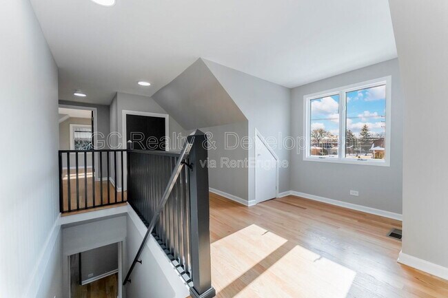 Building Photo - 3303 Division St