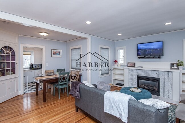 Building Photo - Updated Craftsman Living: 2BR/2BA + Den in NW Rochester