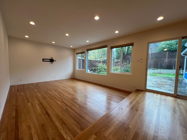 Building Photo - 3 Bedroom 2 Bath remodeled home is Capitola