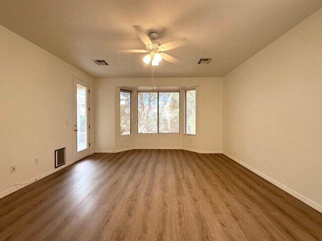 Building Photo - 4684 Riva De Romanza St
