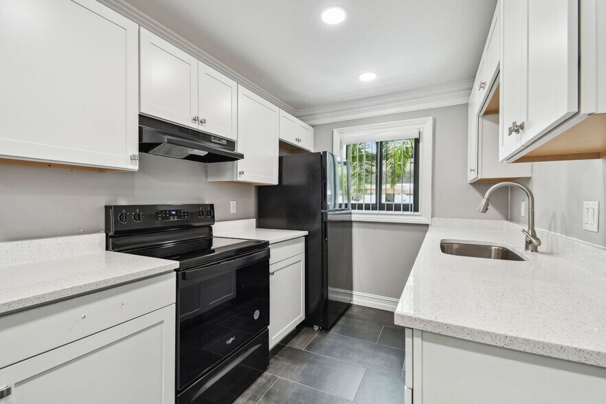 Building Photo - 2942 W Bay Dr