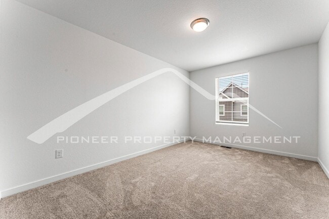 Building Photo - Charming Townhouse with Washer/Dryer and Garage