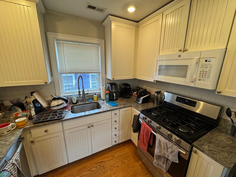 Building Photo - 183 River St