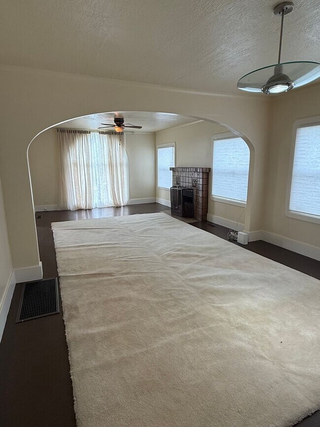 Building Photo - Better an a 3 Bedroom - 2 Bed House with a Studio