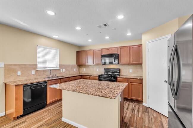 Building Photo - 1608 Pointe Leone