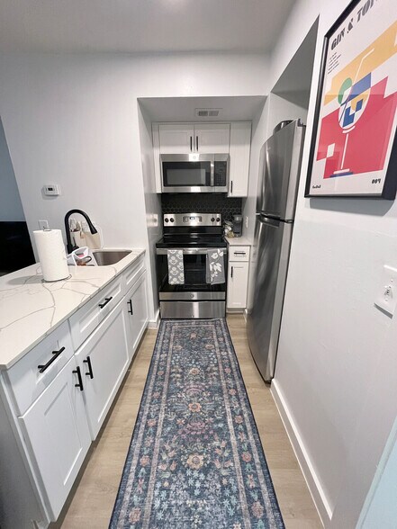 Building Photo - 6810 Lexington Rd