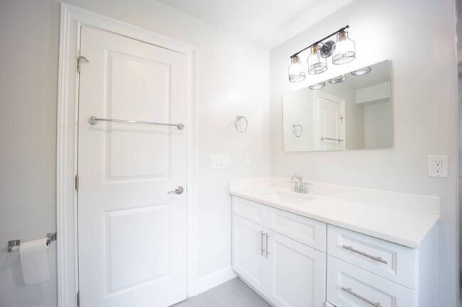 Building Photo - 1 Kewanee Rd