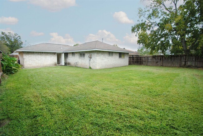 Building Photo - 2135 Bunzel St