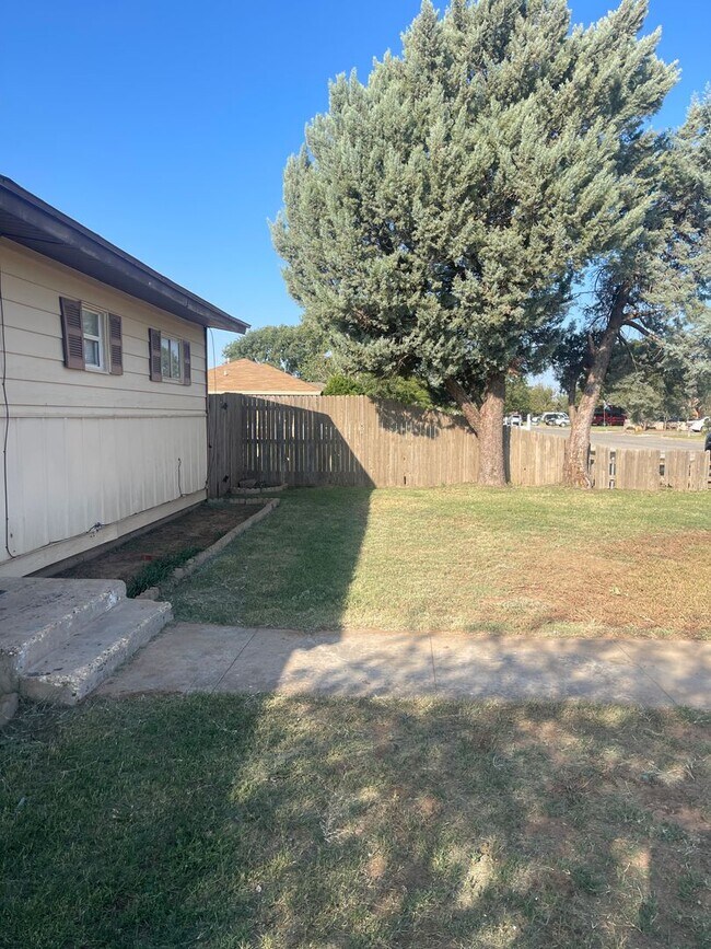 Building Photo - Move in Special! $200 off First Month! Adorable 2 Bedroom with 2 Car Garage Close to Hospitals an...