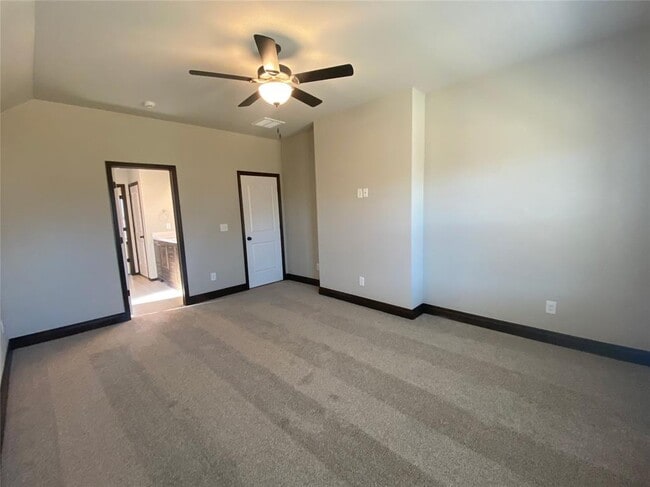 Building Photo - 4200 Royal Garden Dr