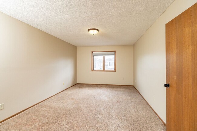 Building Photo - Lovely 3 Bedroom 2 Bath Townhome in Apple ...