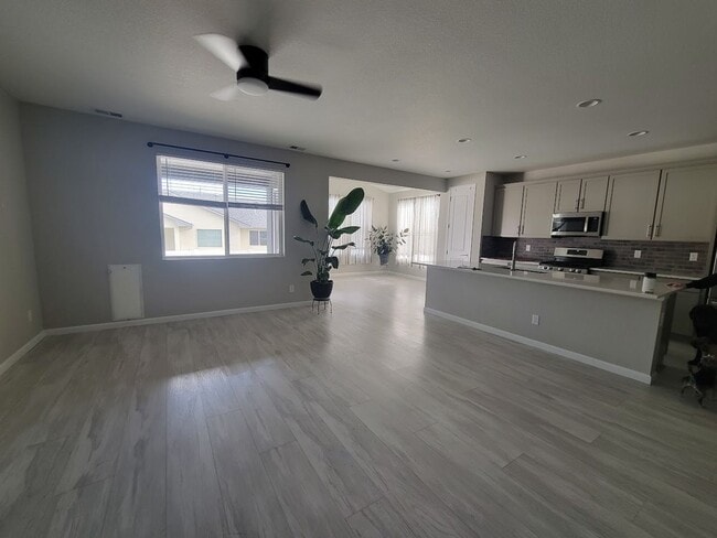 Building Photo - ALL PROSPECTIVE TENANTS MUST SUBMIT A $58 NON-REFUNDABLE APPLICATION FEE PER APPLICANT ONLINE AND...