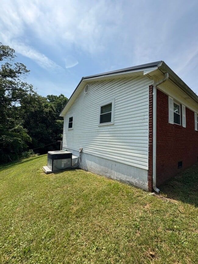 Building Photo - 1810 Dalton Ford Rd