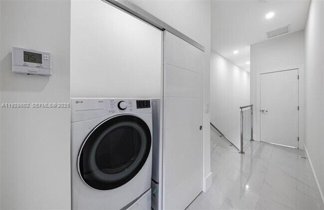 Building Photo - 3142 Carter St