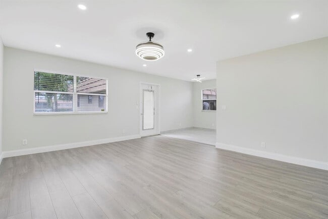 Primary Photo - 268 Saxony Cir