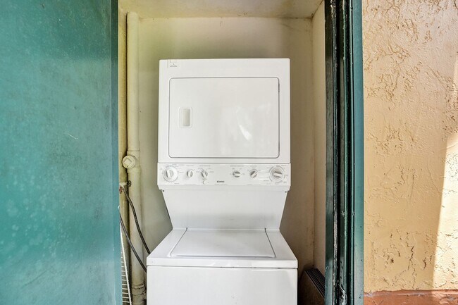 Building Photo - Updated 2 Bed, 2 Bath 1st Floor Condo with Garden Views in Lakes of Jacaranda, Plantation