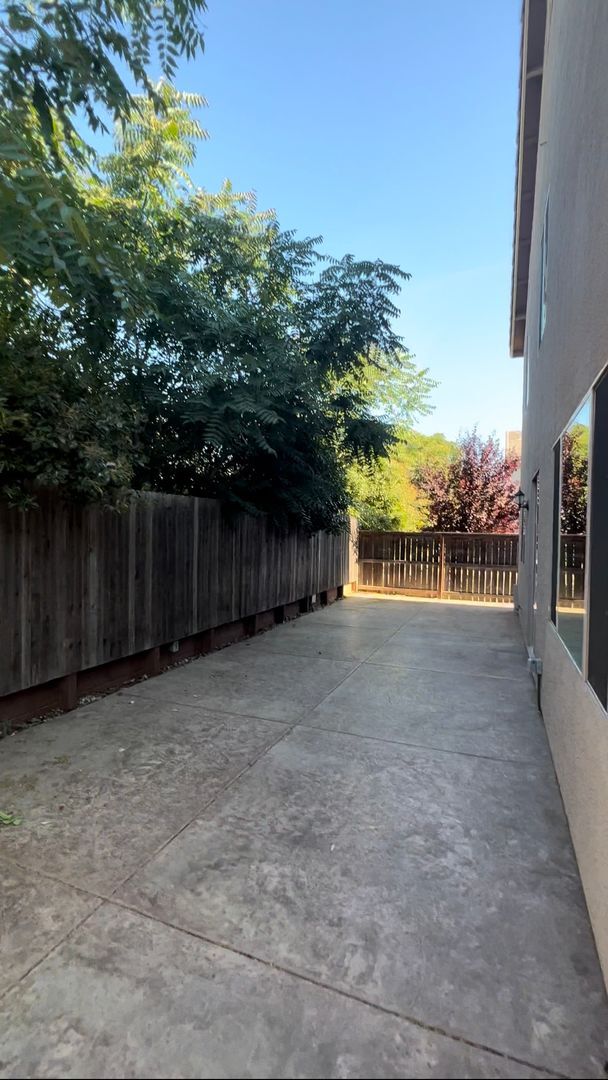 Building Photo - Stunning 3 Bedroom, 2.5 Bath Single Family Home, Gated Community, Beautiful Inside & Out!