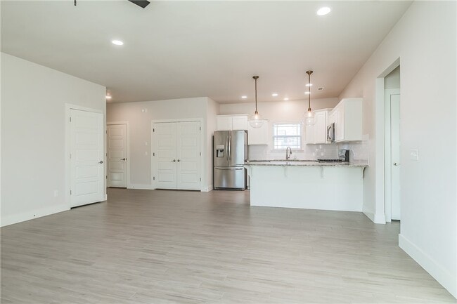 Building Photo - 350 W Kinniburgh Dr