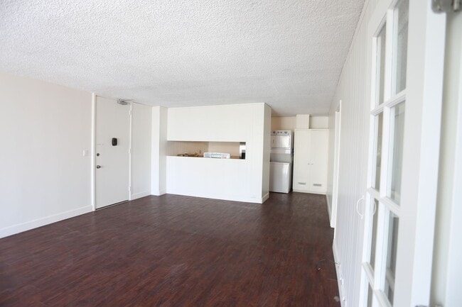 Building Photo - Liliuokalani Plaza – 2 bedroom, 2 bath wit...