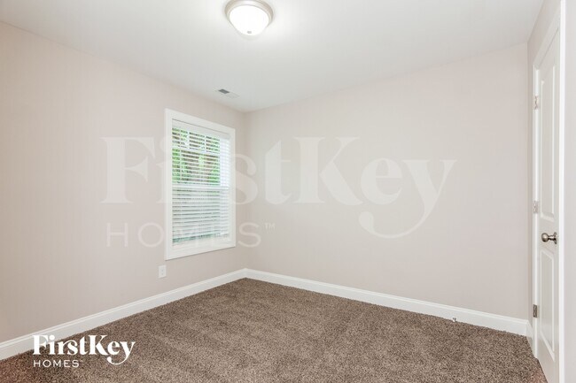 Building Photo - 606 N Scruggs St