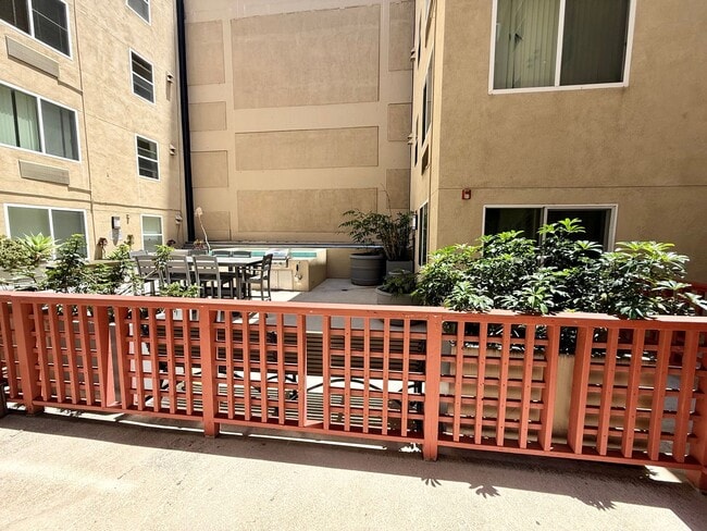 Building Photo - Spacious Studio Living in the Heart of Little Italy
