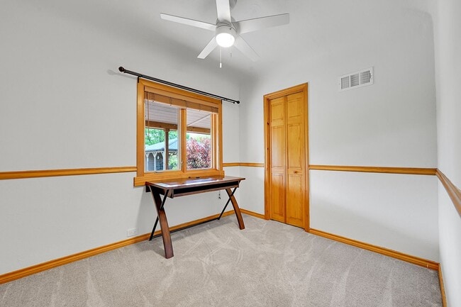 Building Photo - 3 bedroon 1.5 bath home with amazing yard ...
