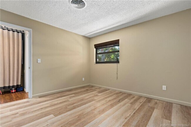 Building Photo - 2563 NE Palm Ave