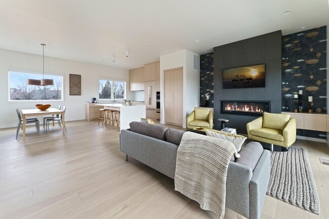 Building Photo - 4Bed 3.5 Bath - Views - Studio