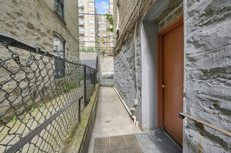 Building Photo - 1549 Selwyn Ave