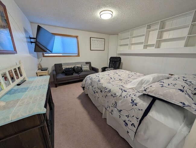 Building Photo - Large 5 Bedroom 2 Bath House - Pet-Friendly