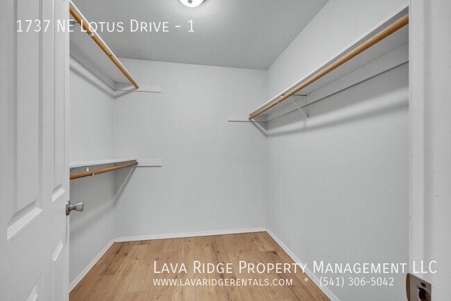 Building Photo - 1737 NE Lotus Dr