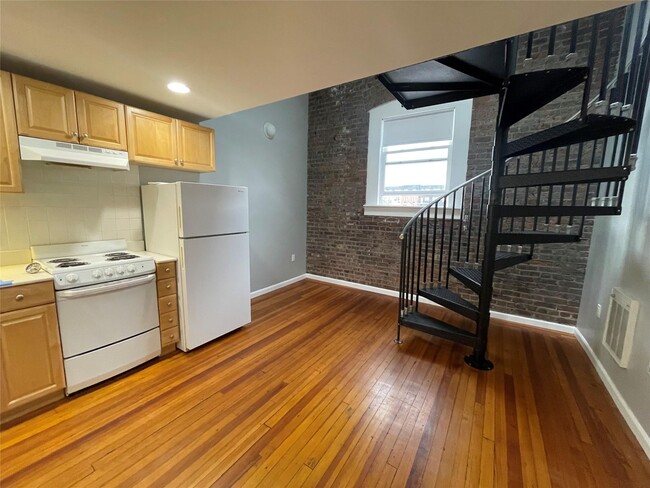 Building Photo - 94 4th Ave
