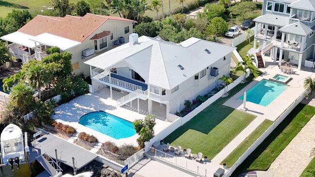 Building Photo - "3-Bed, 3-Bath Gem in New Port Richey with 2,233 Sq Ft of Living Space!"