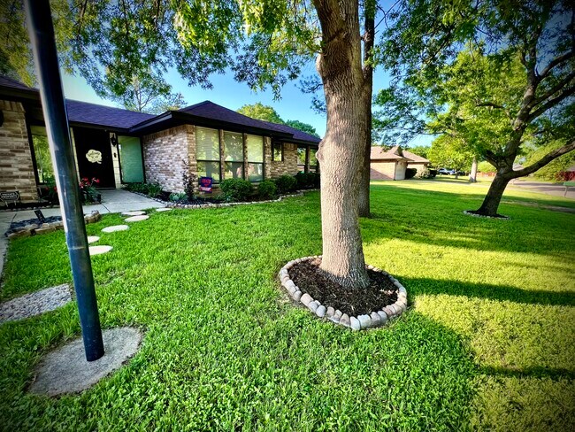 Building Photo - 8 Llano Drive