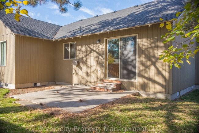 Building Photo - Light and bright 3 bedroom, 2 bath home - 1 dog considered!