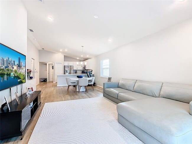 Building Photo - 1060 Cascade Dr