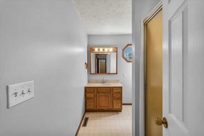 Building Photo - Luxurious & Expansive Duplex in Prime East Bloomington – Your Next Home Awaits!