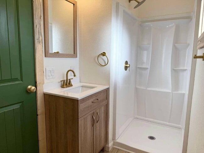 Building Photo - "Charming 1-Bedroom Retreat in Mountain Home – Your Cozy Haven Awaits!"