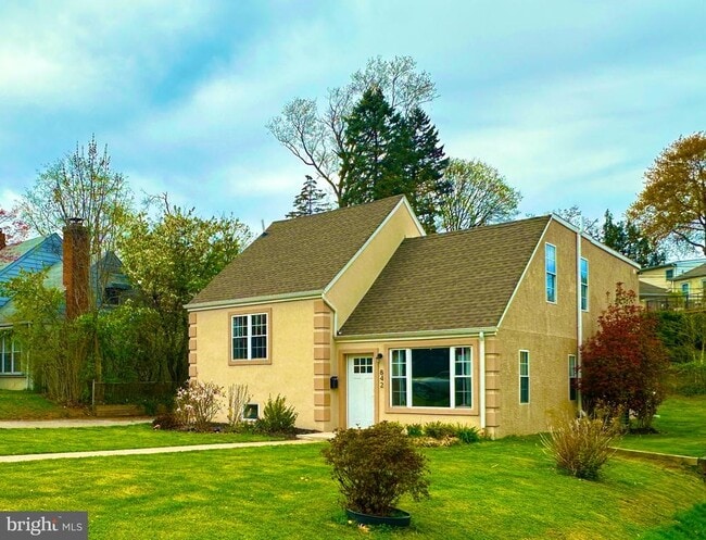 Building Photo - 842 E Cathedral Rd