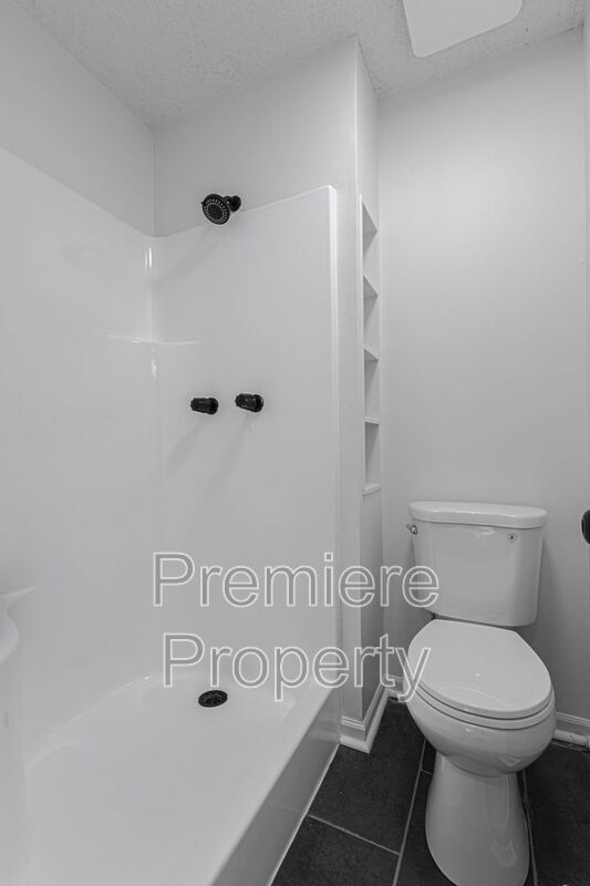 Building Photo - 3213 SE 6th Ct