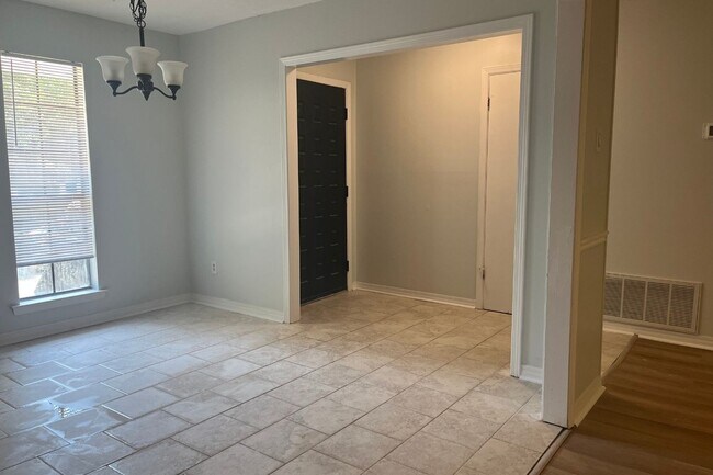 Building Photo - Beautifully Updated 4-Bedroom Home with Gr...
