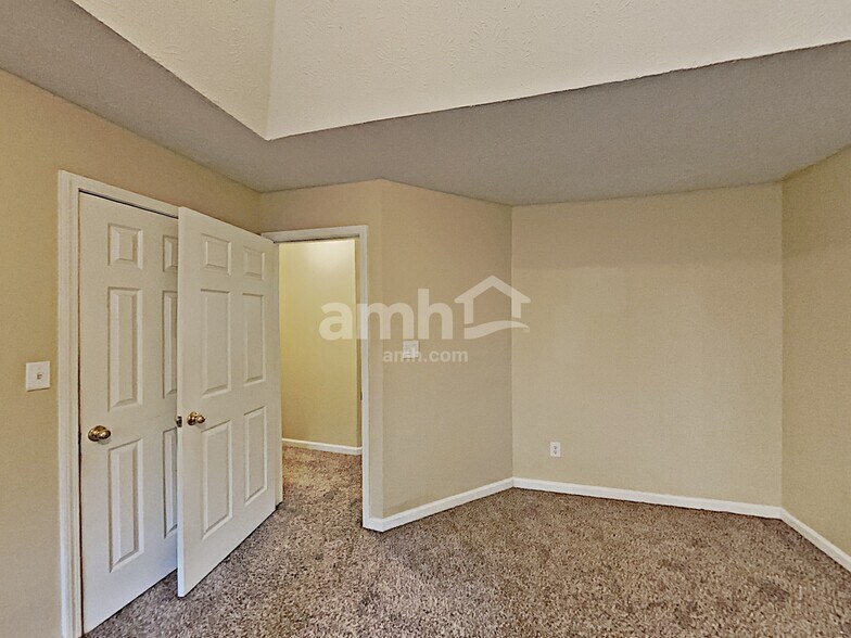Building Photo - 292 Ridgestone Way SW