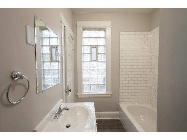 Building Photo - 810 Concordia Ave