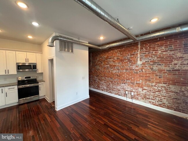 Building Photo - 3228 W Diamond St