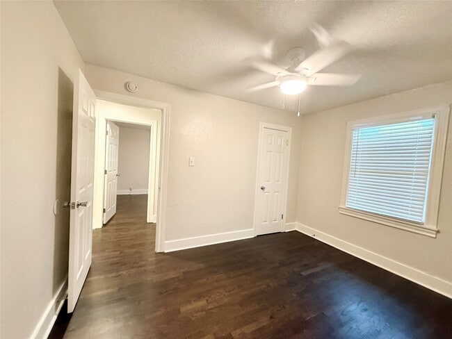 Building Photo - 119 Oak Dr