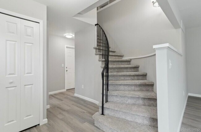 Building Photo - 6879 Brookshire Dr